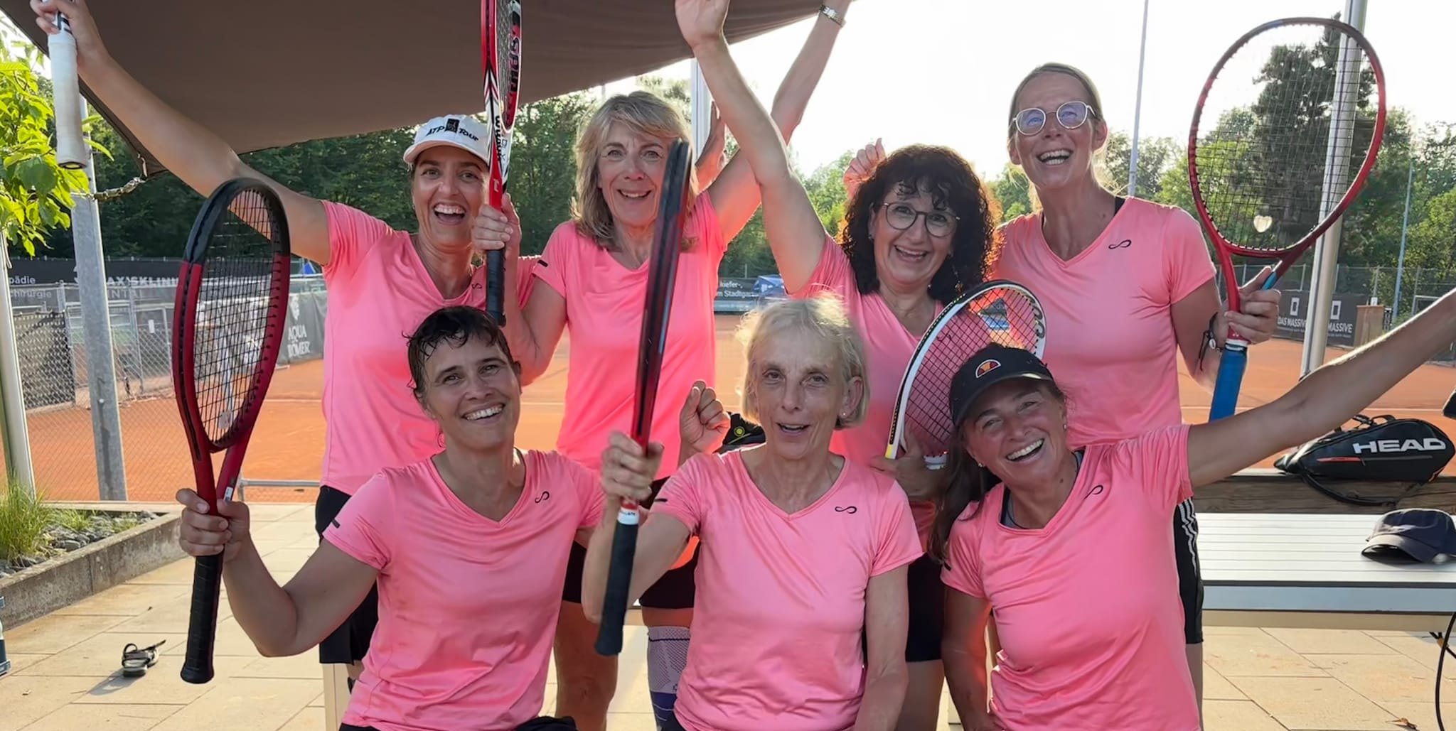 Spielen im kommenden Jahr in der Regionalliga: Bettina Lentz, Christina M. Beyl, Carola Schnell und Simone Brodte (hientere Reihe von links), Jana Burdorf, Doris Kaiserauer und Britta Machnik (vorne).