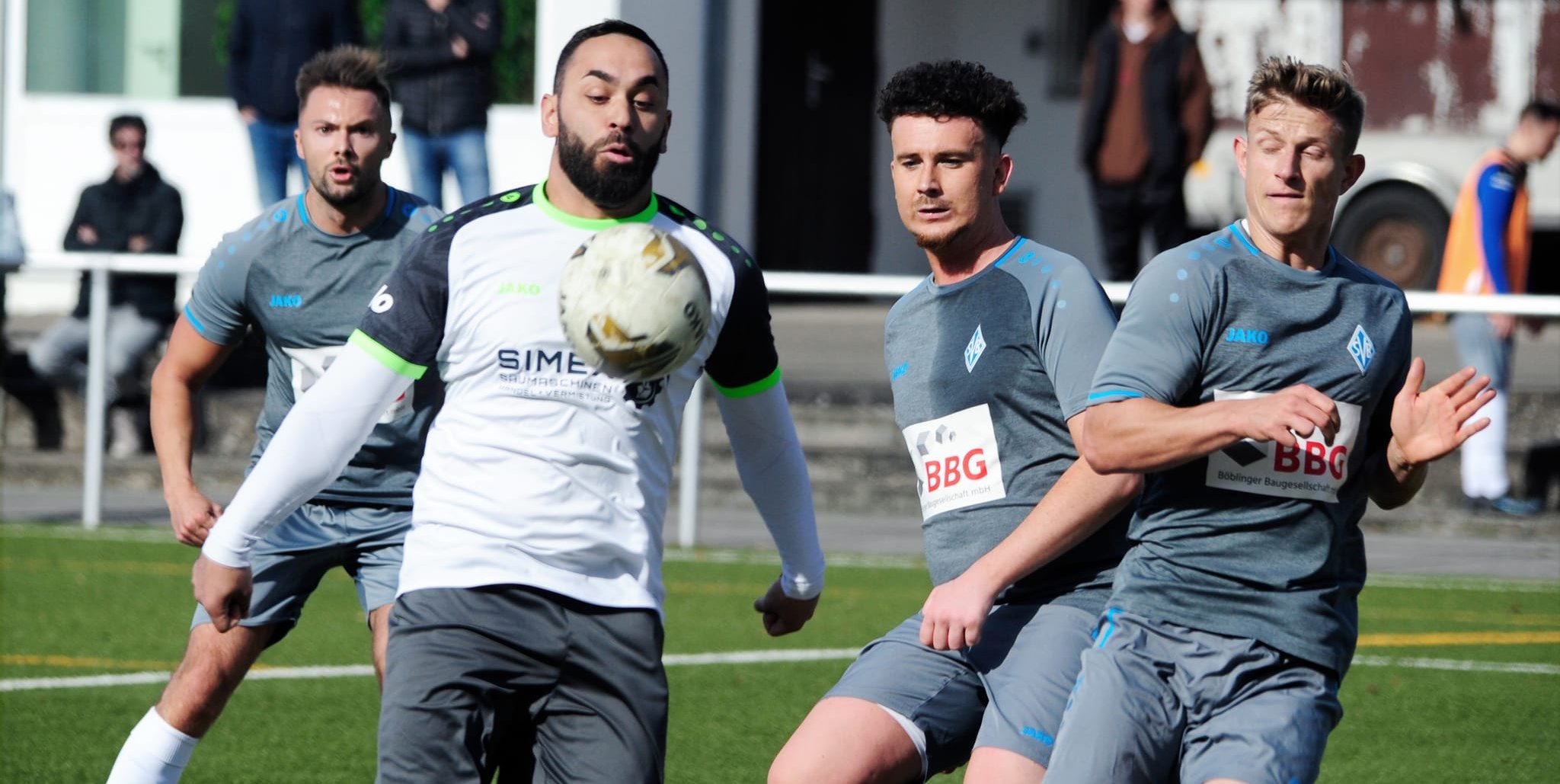 Maichingens Burak Kayaalp (am Ball): Drei Böblinger reichen nicht, um ihn zu stoppen.Bild: Photostampe