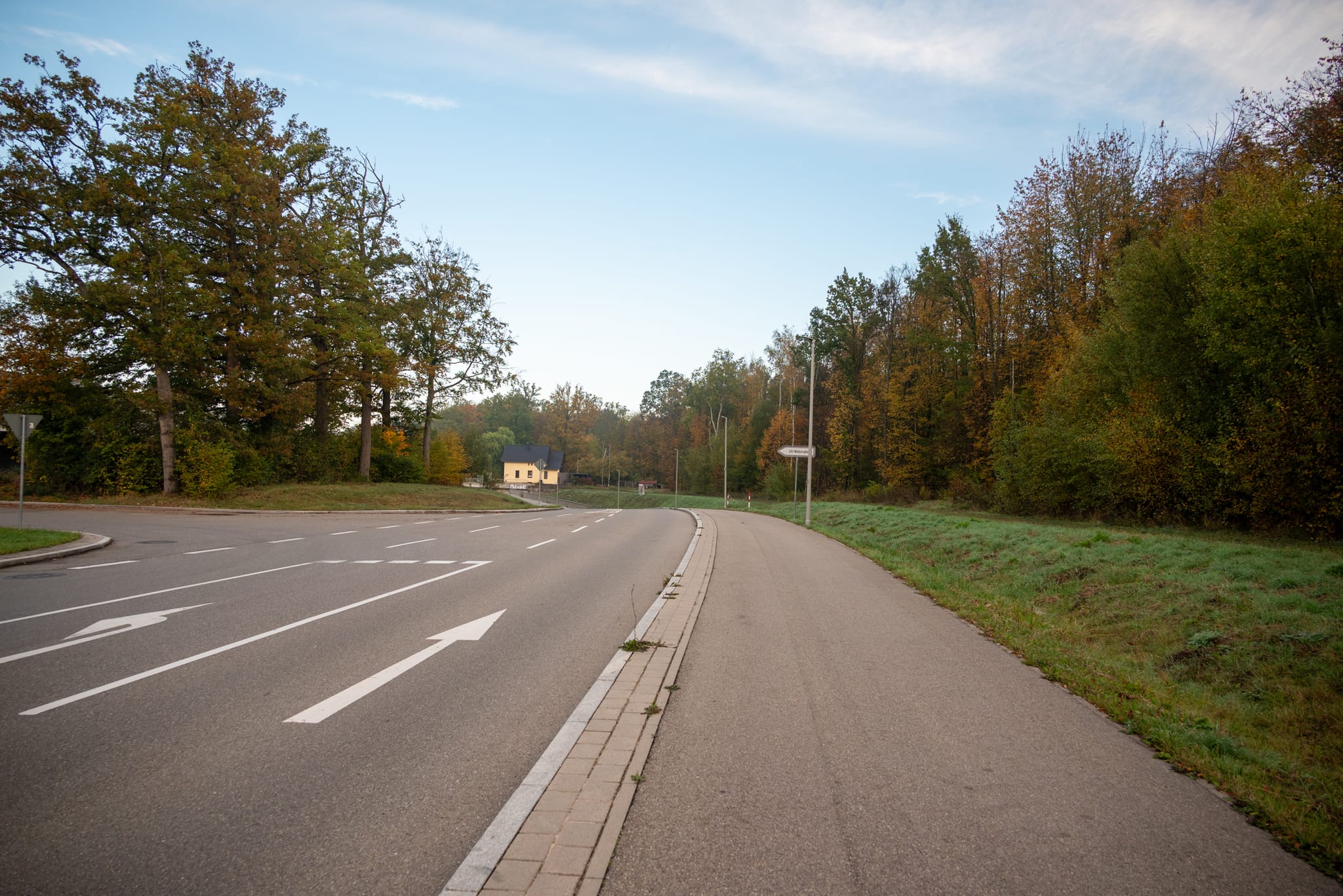 Auf der rechten Seite der Bühlallee kurz vor der Eisenbahnüberführung soll nach dem Willen des Gemeindrats das neue Rettungszentrum entstehen.