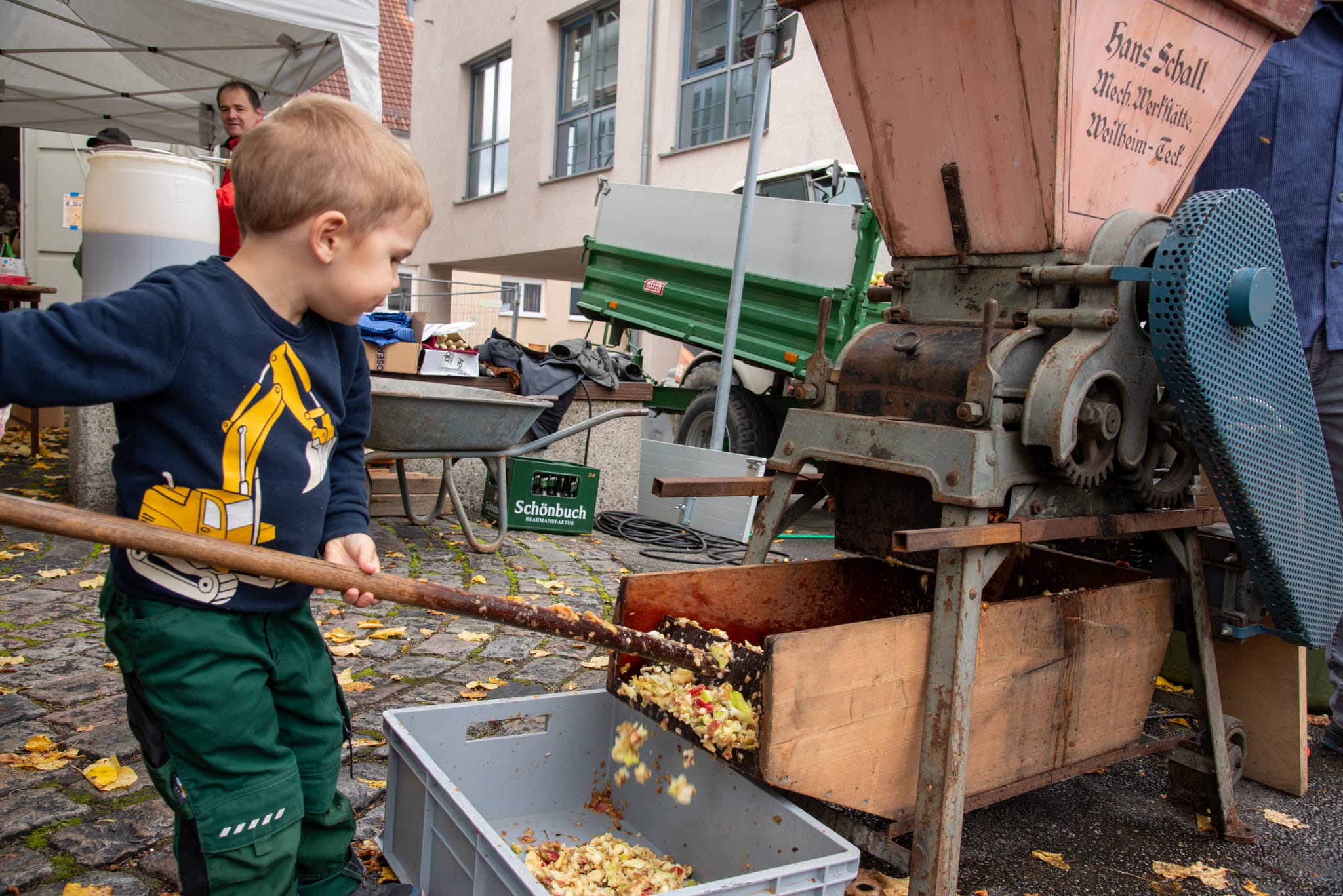 Noah Schmid packt bei der Apfelmühle mit an.