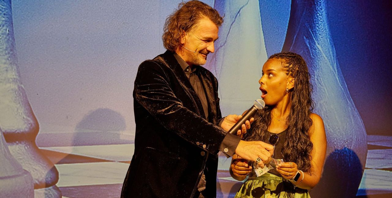 Magier Thorsten Strotmann sorgt für Staunen.