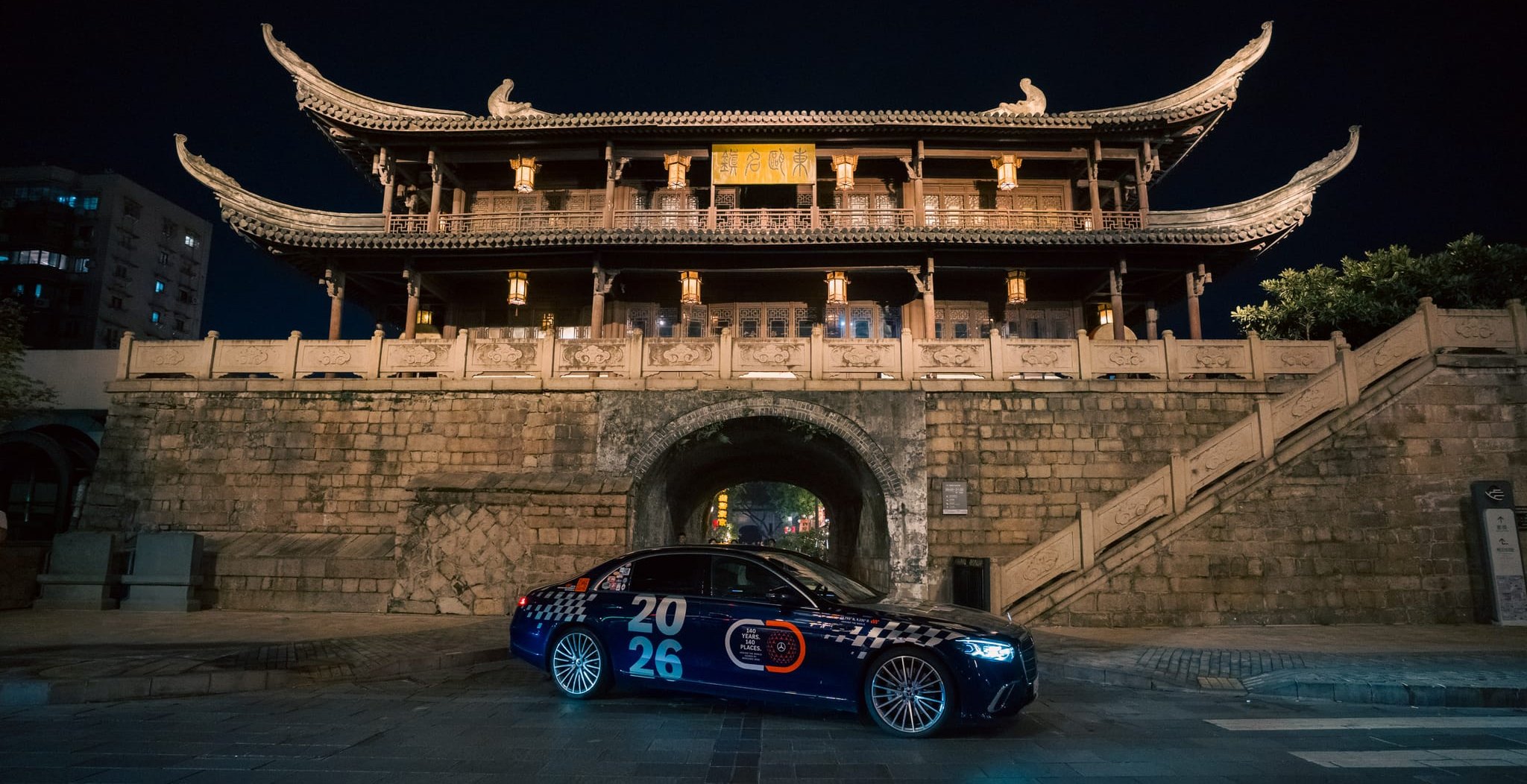 Ein Blickfang: Die neue S-Klasse ist auf ihrer „140 Jahre. 140 Orte“-Tour aktuell in Asien unterwegs.