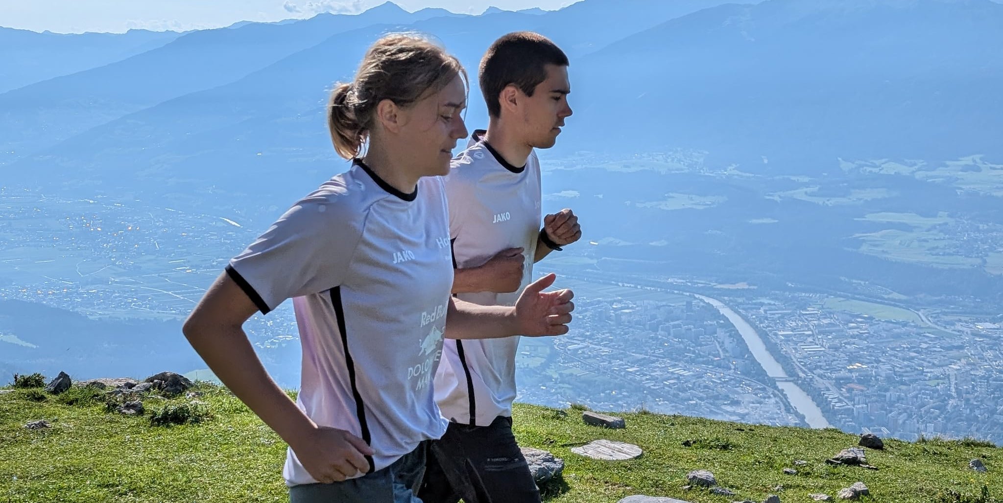 Hannah Loidl und Jonathan Klambach beim gemeinsamen Lauf in den Bergen. Die Beiden starten am 7. September gemeinsam beim Dolomitenmann.