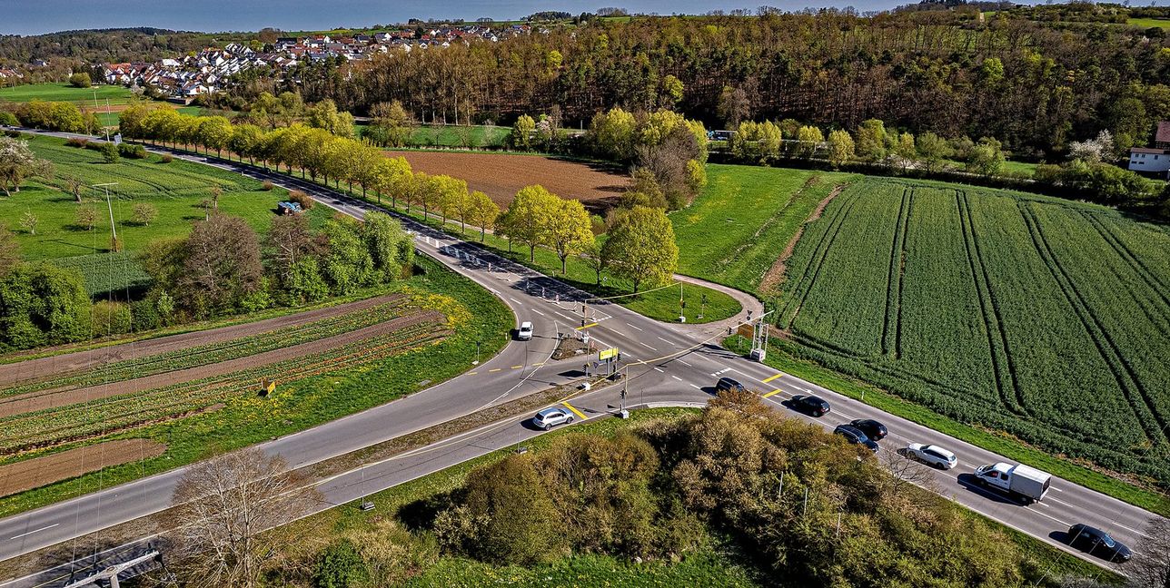 Die Einmündung von der Landesstraße Sindelfingen-Weil der Stadt nach Dätzingen wird derzeit durch Ampeln geregelt. Im Sommer ereignete sich dort ein tödlicher Unfall. Ob ein Kreisverkehr an dieser Stelle entsteht, ist noch nicht entschieden. 	
	Bild: Richter