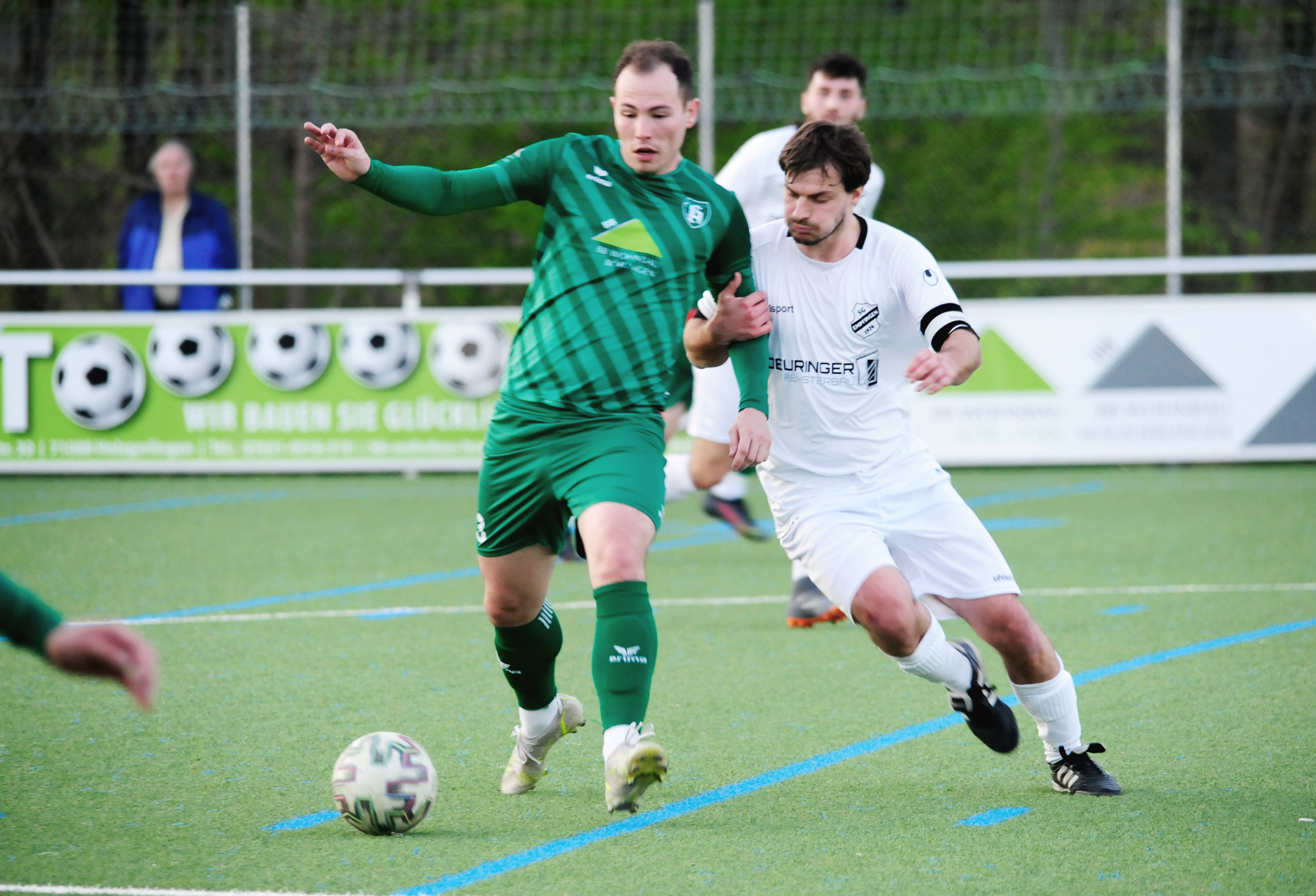 Holzgerlingens Spielertrainer  Steffen Reichert (links) erzielte das zwischenzeitliche 5:0. Bild: photostampe/A