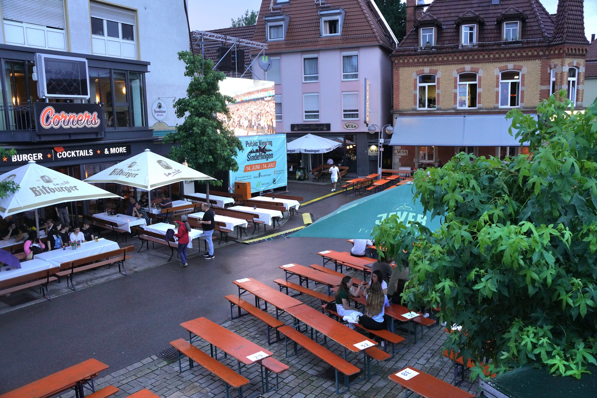Am Abend beim zweiten EM-Halbfinale zwischen der Niederlande und England blieben viele Plätze auf dem Wettbachplatz leer.Bilder: Dettenmeyer