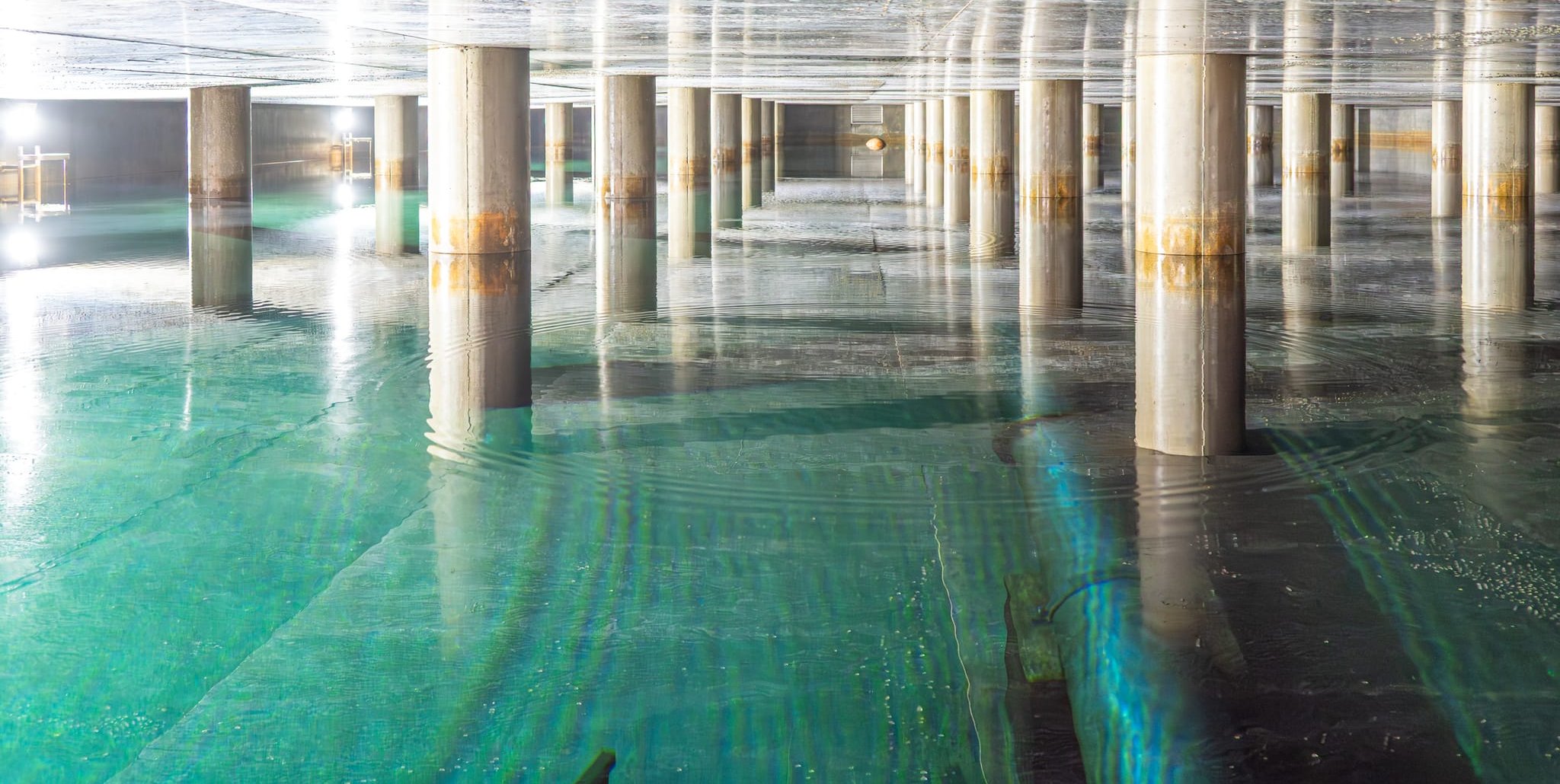 Im Wasserwerk Poltringen wird das Rohwasser aus den Brunnen aufbereitet und landet in solchen riesigen Speicherkammern, bevor Pumpen es ins Versorgungsnetz zu den Kommunen befördern.