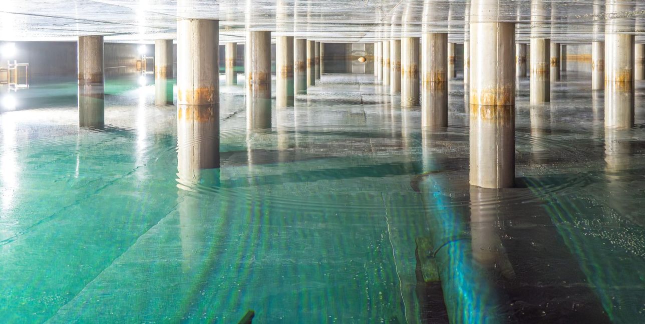 Im Wasserwerk Poltringen wird das Rohwasser aus den Brunnen aufbereitet und landet in solchen riesigen Speicherkammern, bevor Pumpen es ins Versorgungsnetz zu den Kommunen befördern.