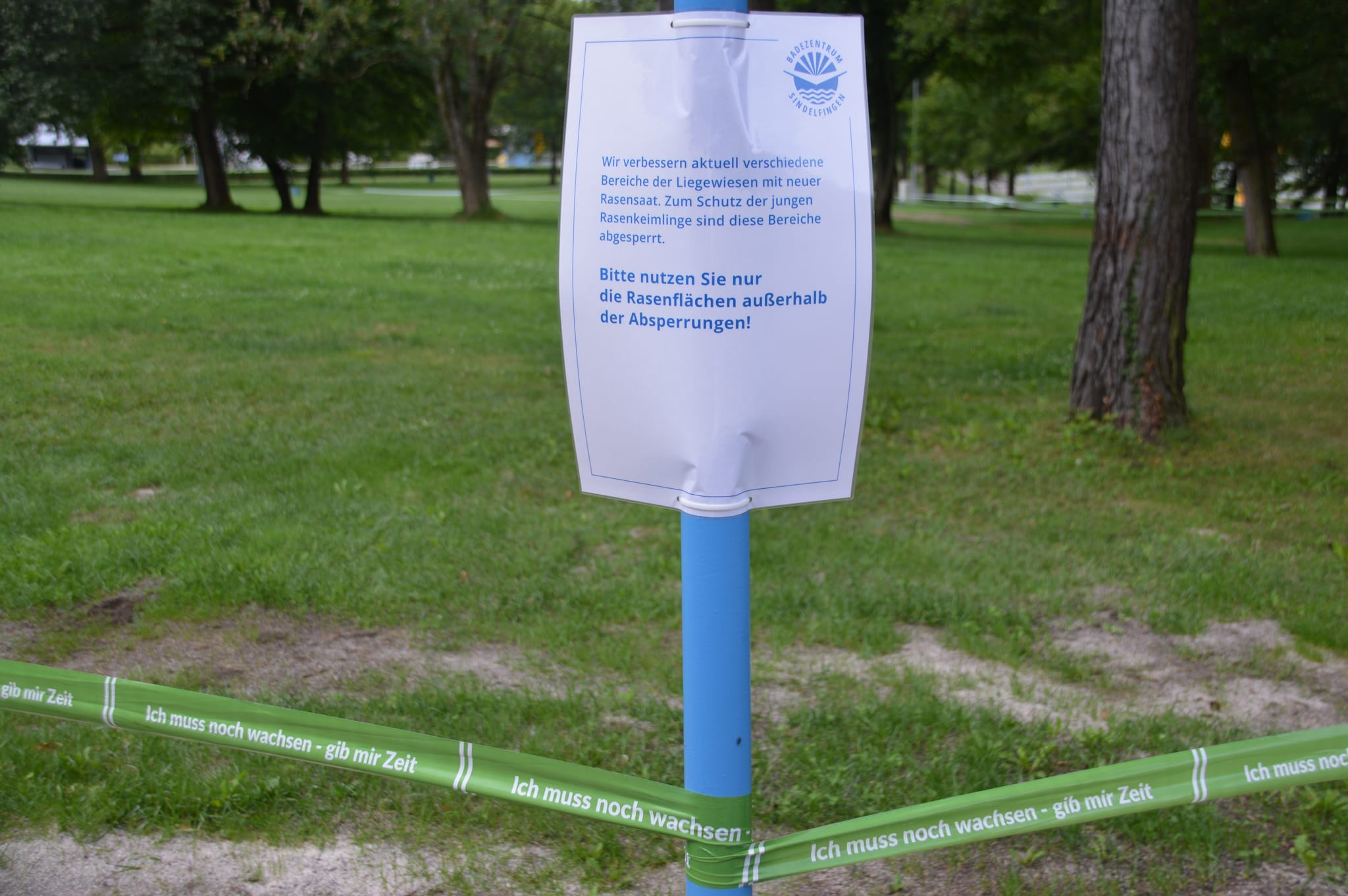 Mit diesem Hinweis wirbt man um Verständnis im Freibad.