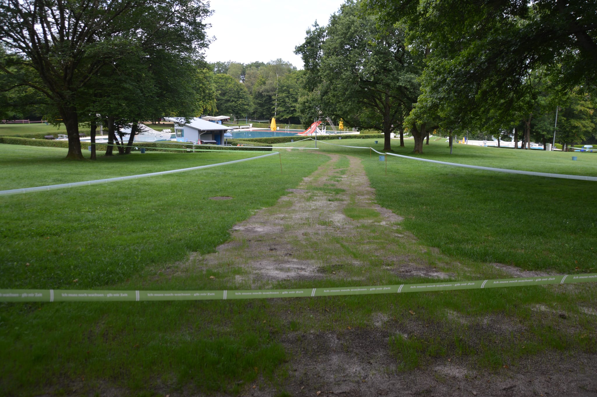 Hinterlassenschaften des Wet Open Air Festivals im Sindelfinger Freibad.