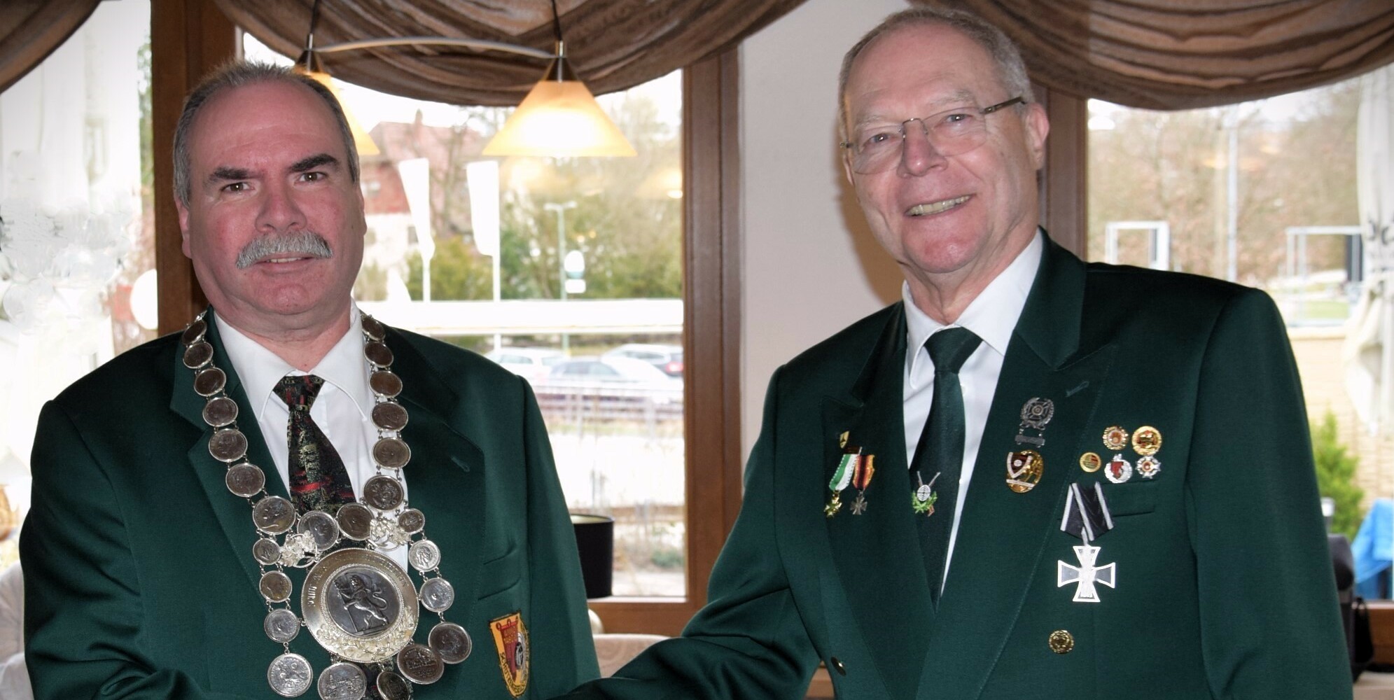 Ein Händedruck zwischen Rainer Hanisch (links) und Richard Hummel. Bild: z