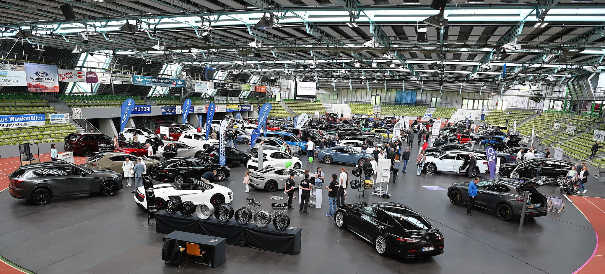 Autosalon 2025: Mehr Autos als im vergangenen Jahr und an den Ständen der Händler Interessenten mit klaren Vorstellungen.