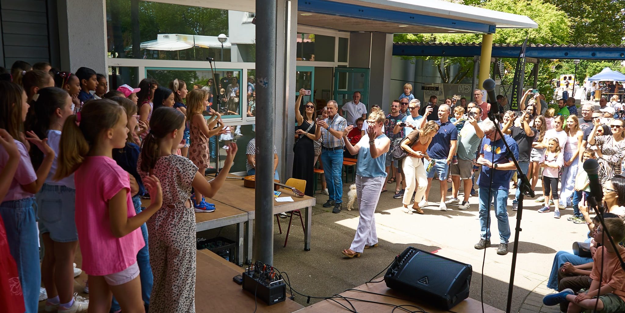 Kinderchor Grundschule Erich-Kästner bei Eröffnung Bühnenprogramm