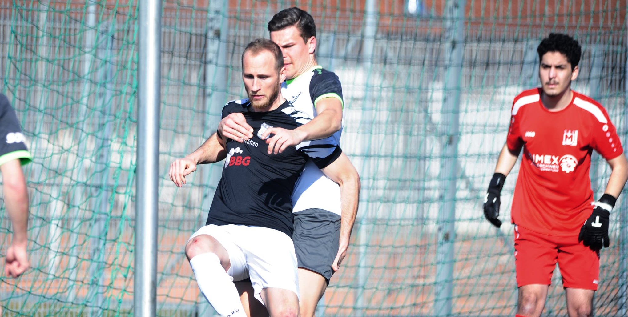 Philipp Sautter vom TSV Dagersheim wird vom Maichinger Jannis Grieb in den Schwitzkasten genommen.