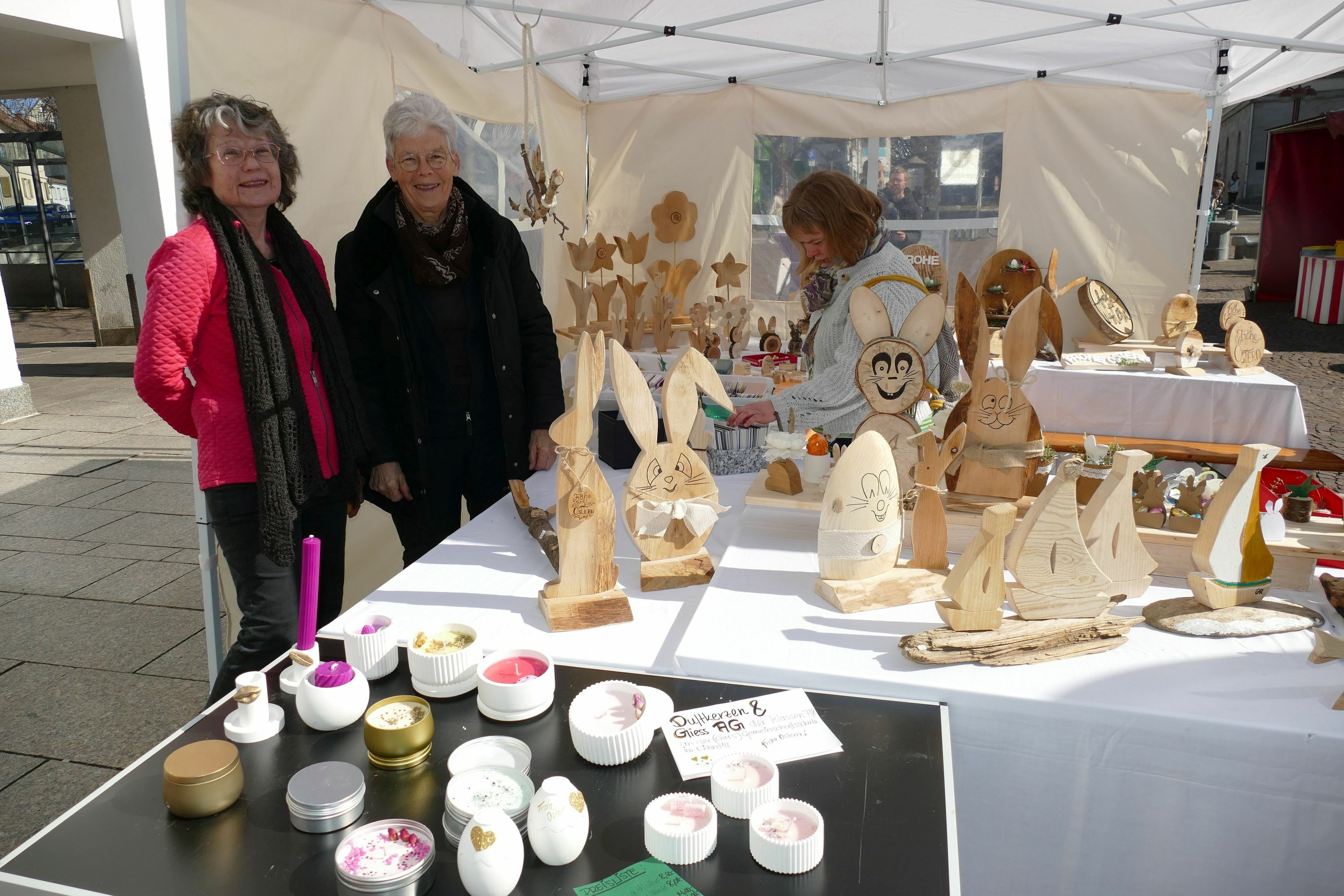 Monika Bürkle und Gabi Reidelbach im Verkaufszelt auf dem oberen Markt.