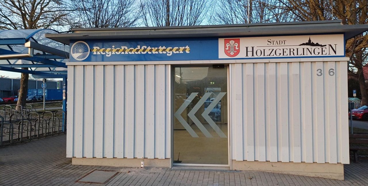 Der „Regio Rad“-Schriftzug ist durchgestrichen. In der Station am Bahnhof gibt es künftig Lebensmittel lokaler und regionaler Erzeuger und gerettete Lebensmittel. 	 Bild: Elbers