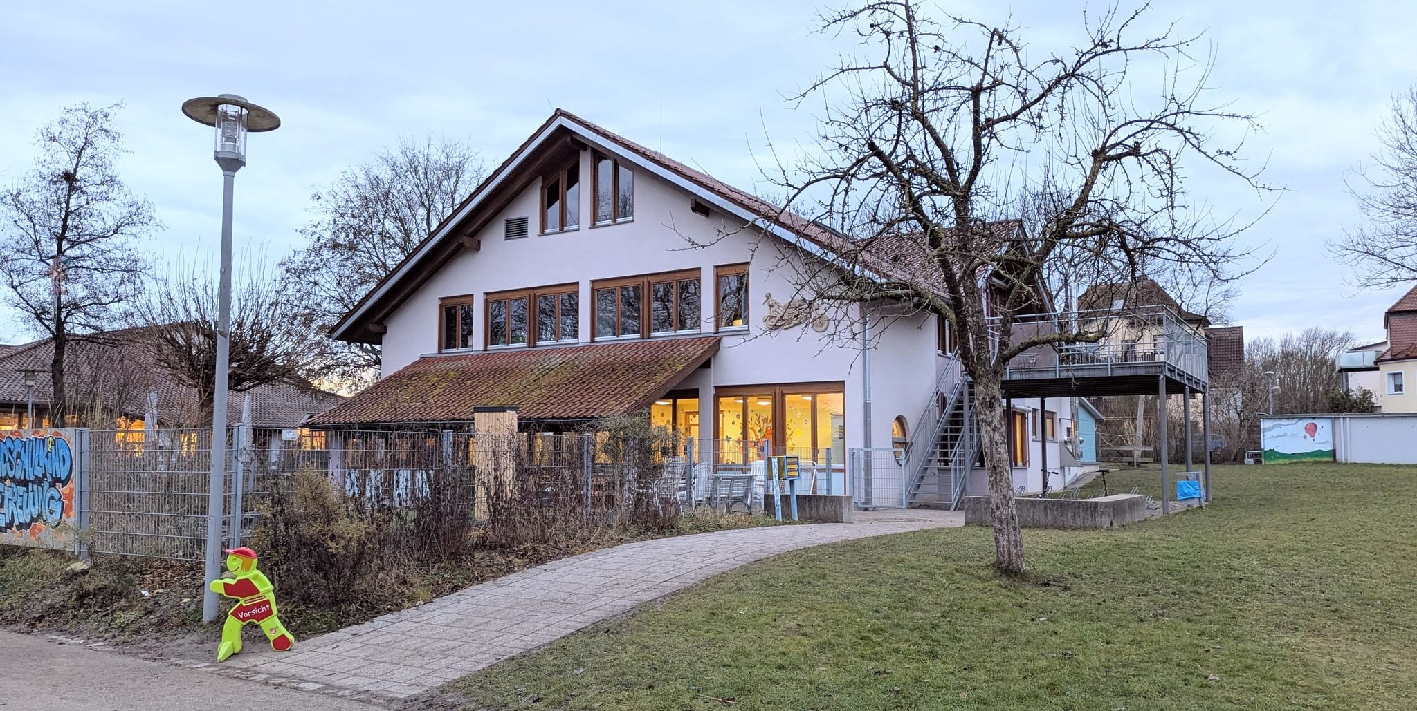 Im Haus der Jugend ist aktuell die Grundschulkindbetreuung untergebracht. Für die ERfüllung des Rechtsanspruchs der Betreuung im Grundschulbereich, ist ein möglicher Anbau im Gespräch. Bild: Nüßle