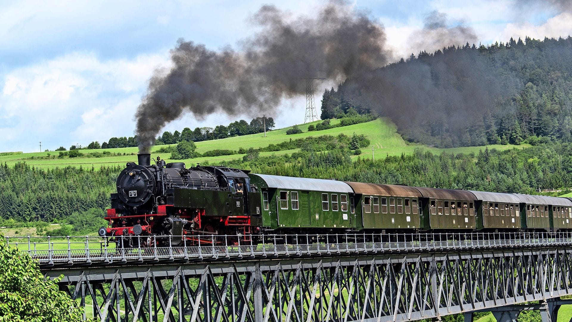 Eine von mehreren historischen Eisenbahnstrecken in Baden-Württemberg: die Sauschwänzlebahn. Weitere Museumsbahnen in der Bildergalerie.