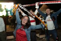 Bilder aus dem Bootshaus in Böblingen: Der VfB Stuttgart ist DFB-Pokalsieger und die Fans sind aus dem Häuschen.