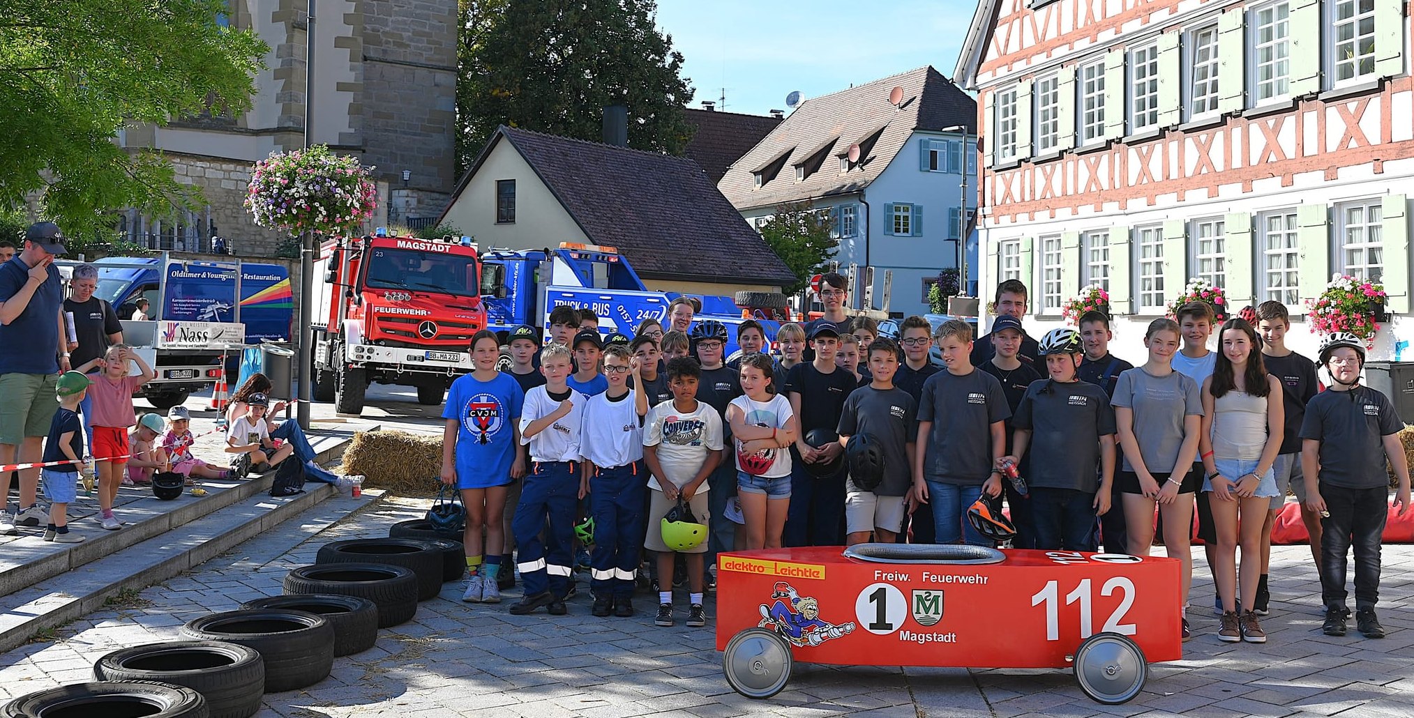 Die Teilnehmer. Selbst ein 1,94 Meter langer Kerl (steht hinten, in der Mitte) passte in eine Seifenkiste.