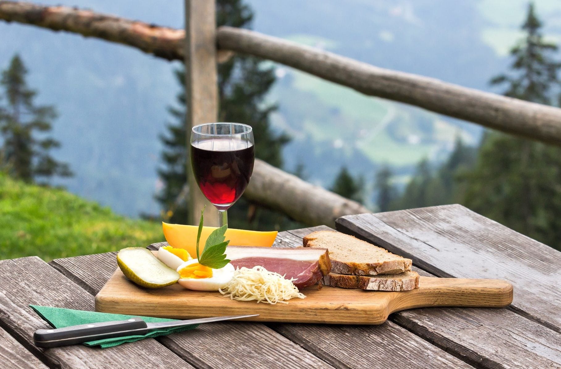 Ein deftiges Vesper stärkt Wanderer nach einer langen Tour - mit Ausblick schmeckt es umso besser. (Symbolfoto)