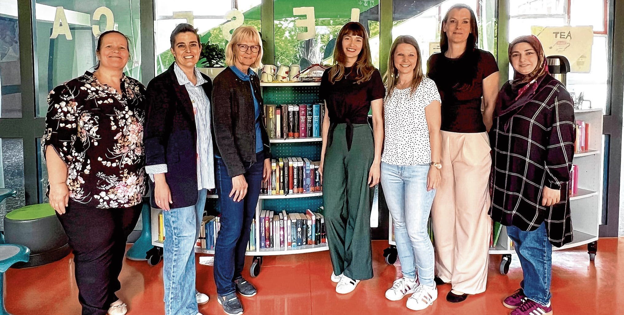 Ein guter Tag für die Schule: Yvonne Deliu (Elternbeirat), Kathrin Vogel (Schulleitung), Sabine Mundle (Bürgerstiftung Sindelfingen), Melanie Golz (Lehrerin), Lena Engler (Lehrerin), Farina Eden (Autorin und Lehrerin), Sevda Demirci (Elternbeirat, von links).