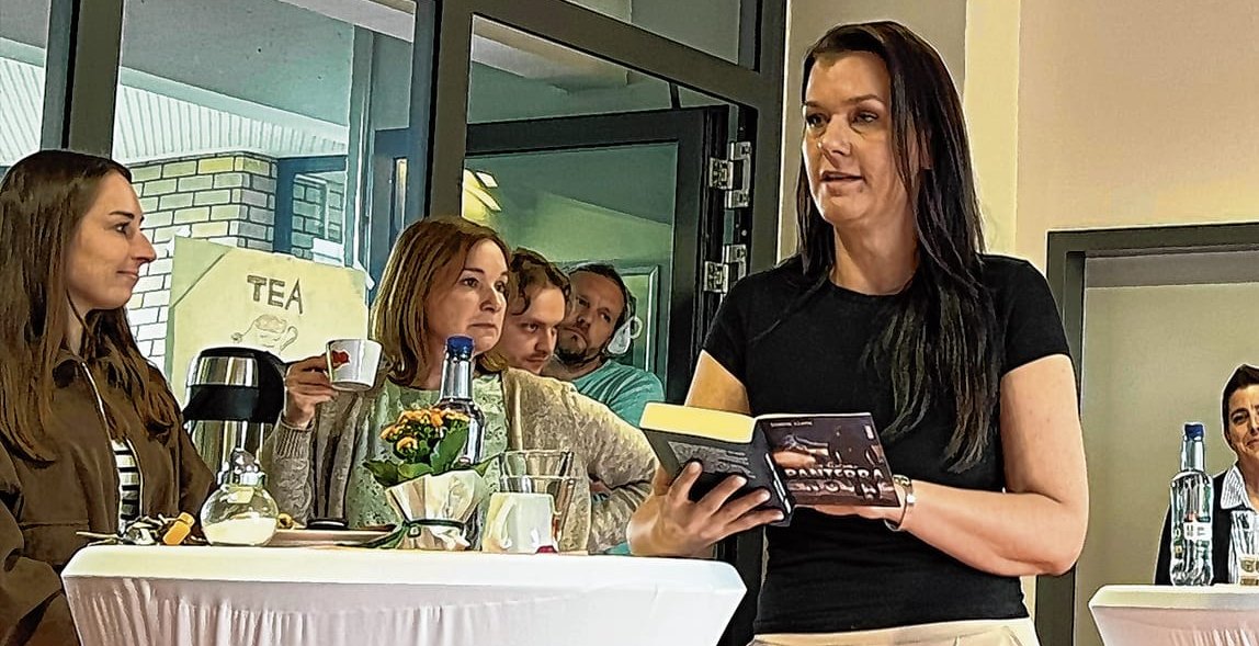 Farina Eden liest aus ihrem Buch.