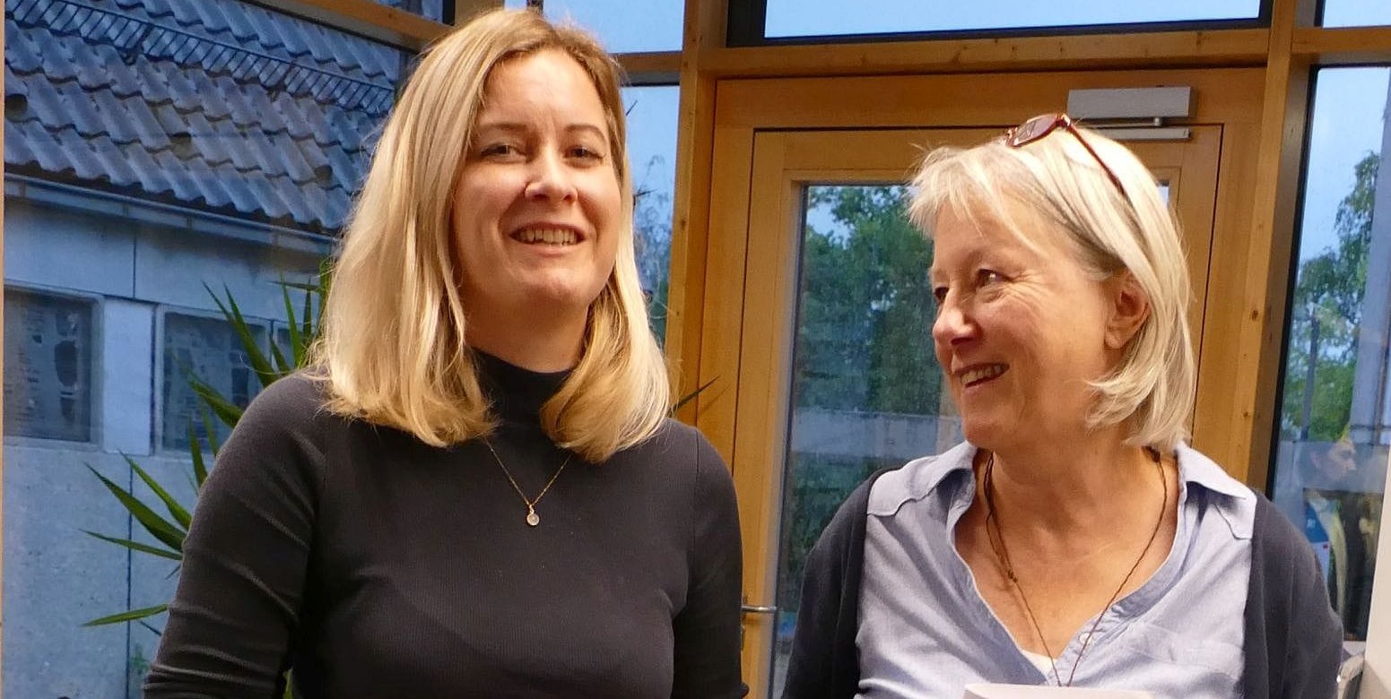 Annette Falch (links) mit Beate Faust bei der Schlüsselübergabe im Stadtteil-Treff Viehweide.