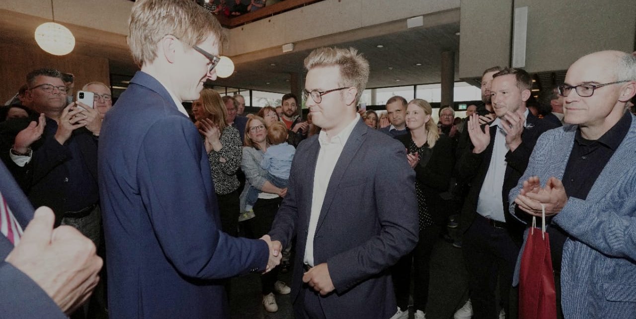 Der künftige Sindelfinger Oberbürgermeister Markus Kleemann (links) nimmt den Glückwunsch seines hauchdünn unterlegenen Konkurrenten Max Reinhardt entgegen.