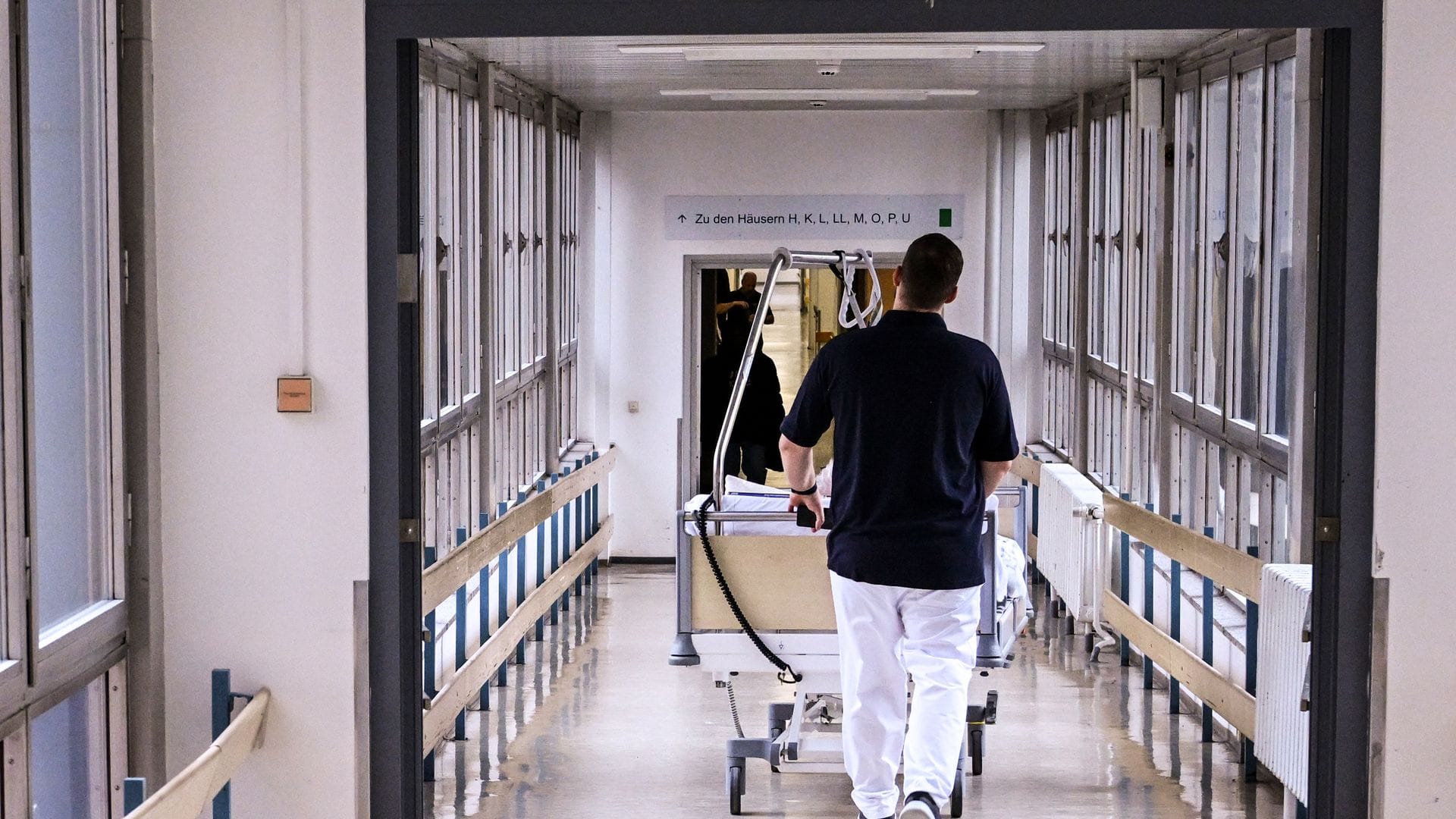 Essstörungen sind eine ernste Krankheit, teilweise müssen Patientinnen und Patienten im Krankenhaus behandelt werden. (Symbolbild)
