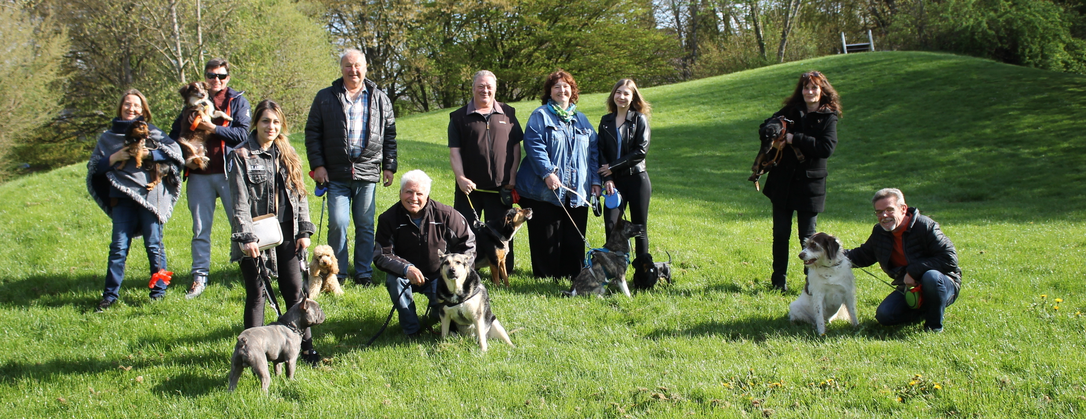 Dagmar Schempp (Zweite von rechts) ist sich mit ihren Mitstreitern einig: Maichingen braucht einen Hundespielplatz. Bild: z