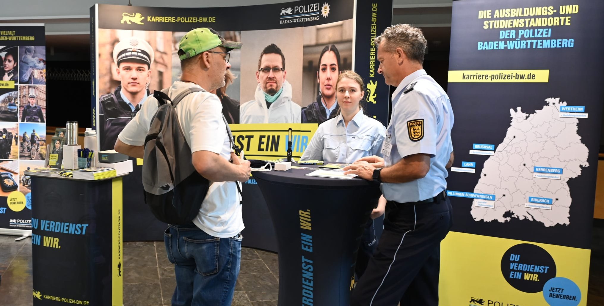 Die Polizei sei auch für ältere Bewerber interessant, die nicht Polizisten werden wollen, sondern eine andere Aufgabe bei der Polizei übernehmen wollen, sagt Einstellungsberater Jürgen Hach (rechts).