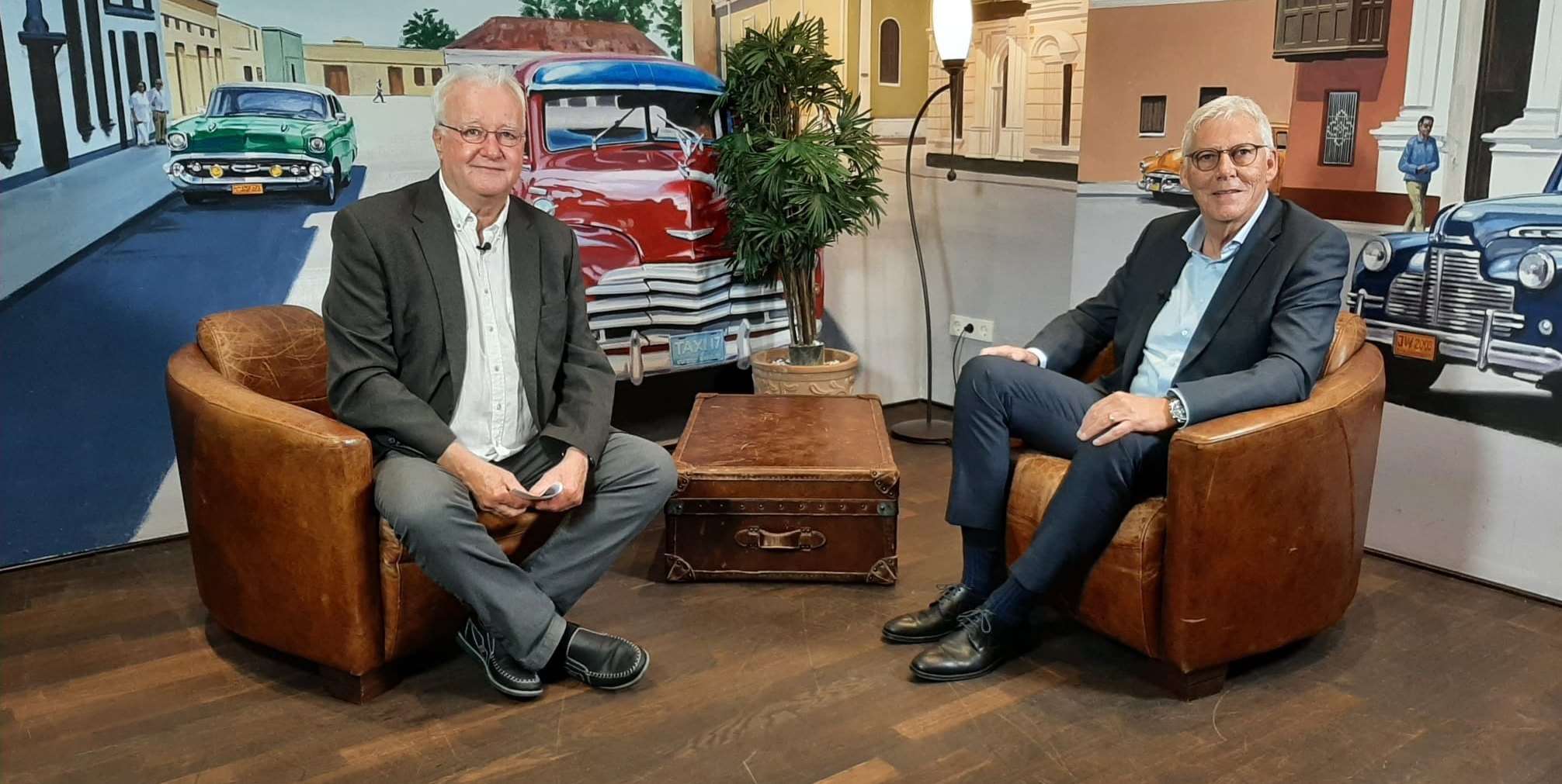 Helmut Riegger (rechts), Landrat von Calw, hat früher als Erster Bürgermeister im Rathaus Sindelfingen gearbeitet und lebt heute noch in Maichingen. Anfang November stellt er sich zum dritten Mal zur Wahl. Im Stadtgespräch Böblingen mit Hans-Jörg Zürn (Sindelfinger Zeitung/Böblinger Zeitung) skizziert er seine Ziele.