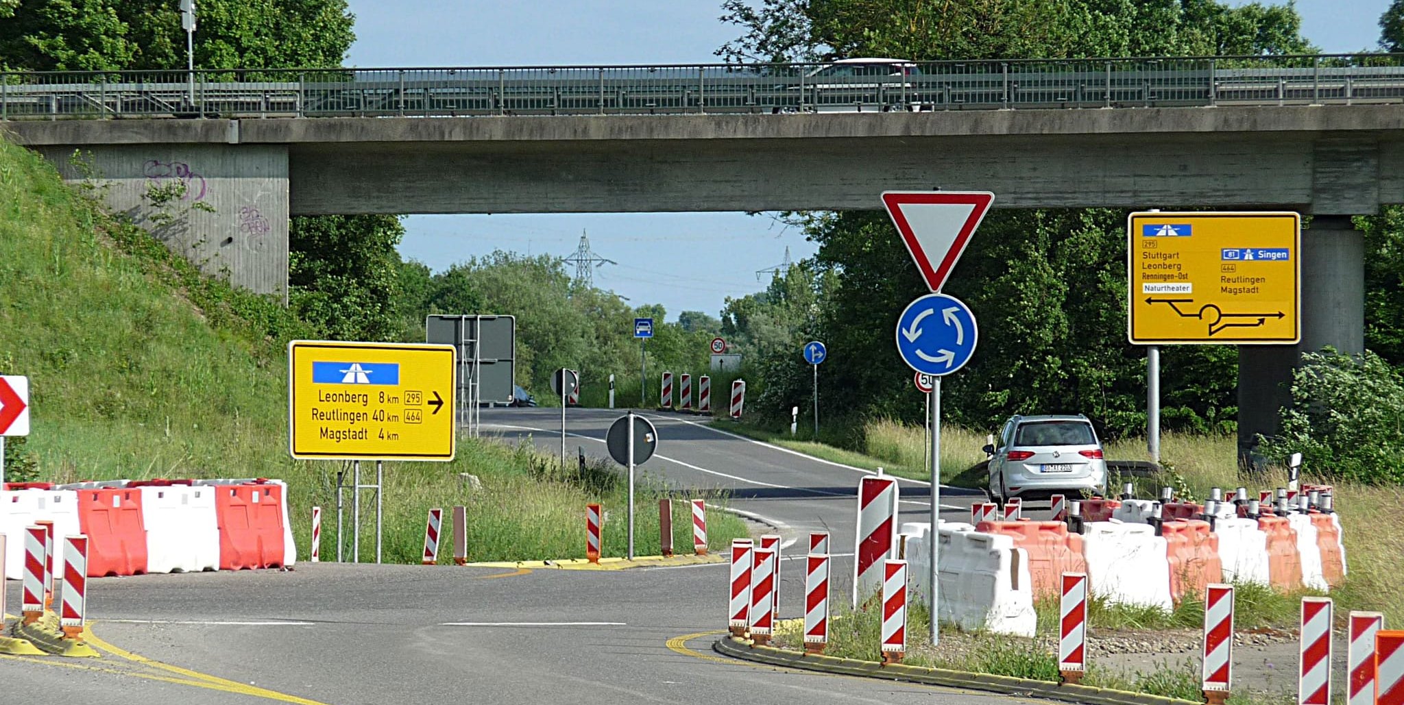 Schon das Hinweisschild zeigt’s an: Die Verkehrsführung am Lückenschluss ist kompliziert. Die Gemeinde Magstadt drängt auf einen Ausbau des Verkehrsknotens und der B 295 bis auf Höhe des Renninger Naturtheaters. Bild: Reichert