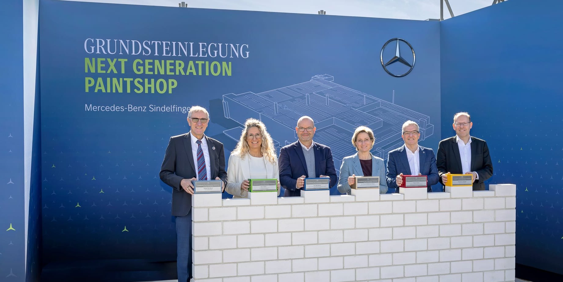 Bei der Grundsteinlegung (von links): Landrat Roland Bernhard, Standortverantwortliche Sara Gielen, Dr. Jörg Burzer (Vorstandsmitglied Mercedes-Benz Group AG), Dr. Nicole Hoffmeister-Kraut (Wirtschaftsministerin Baden-Württemberg), Ergun Lümali (Gesamtbetriebsratschef Mercedes-Benz Group AG) und Sindelfingens OB Dr. Bernd Vöhringer.