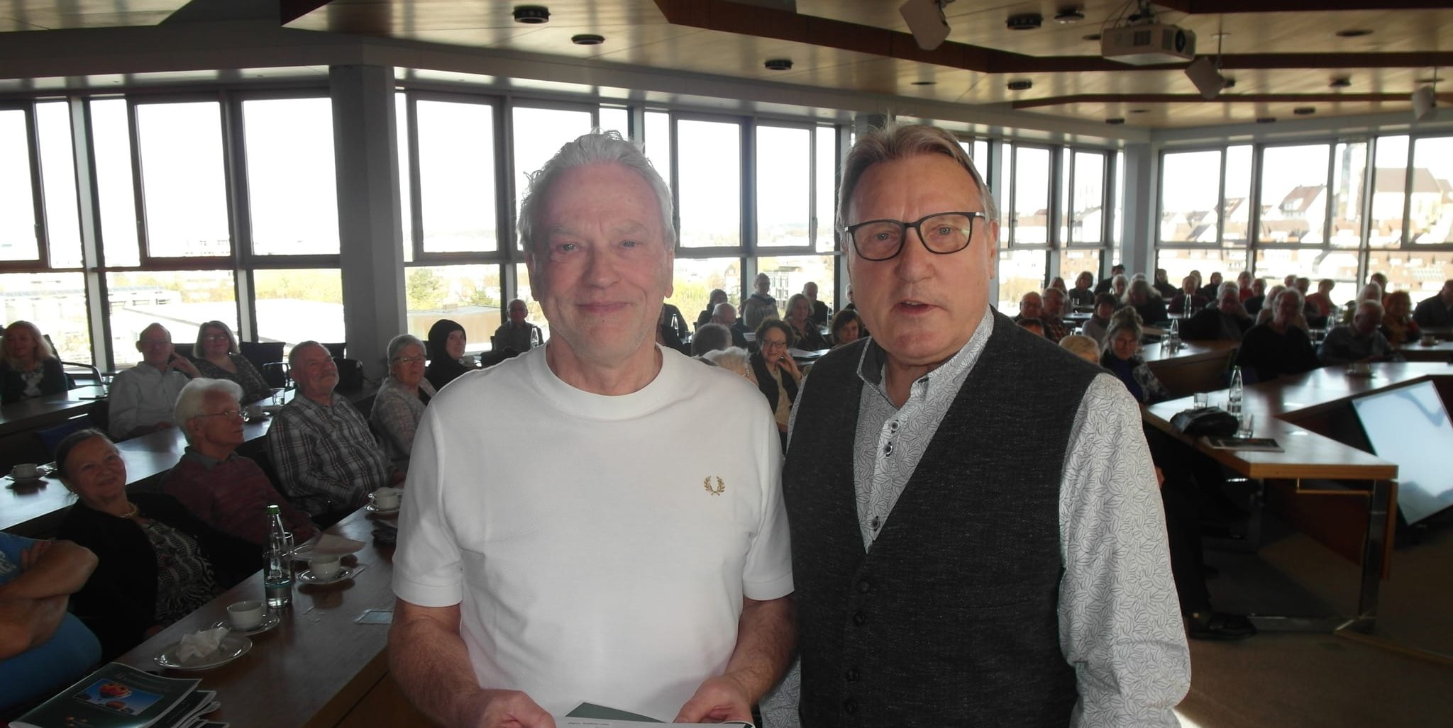 Volker Jürgens (ausgezeichnet von der SZ/BZ für den Text „Paul und Paula“) und der Organisator des Schreibwettbewerbs Peter Renelt (von links).
