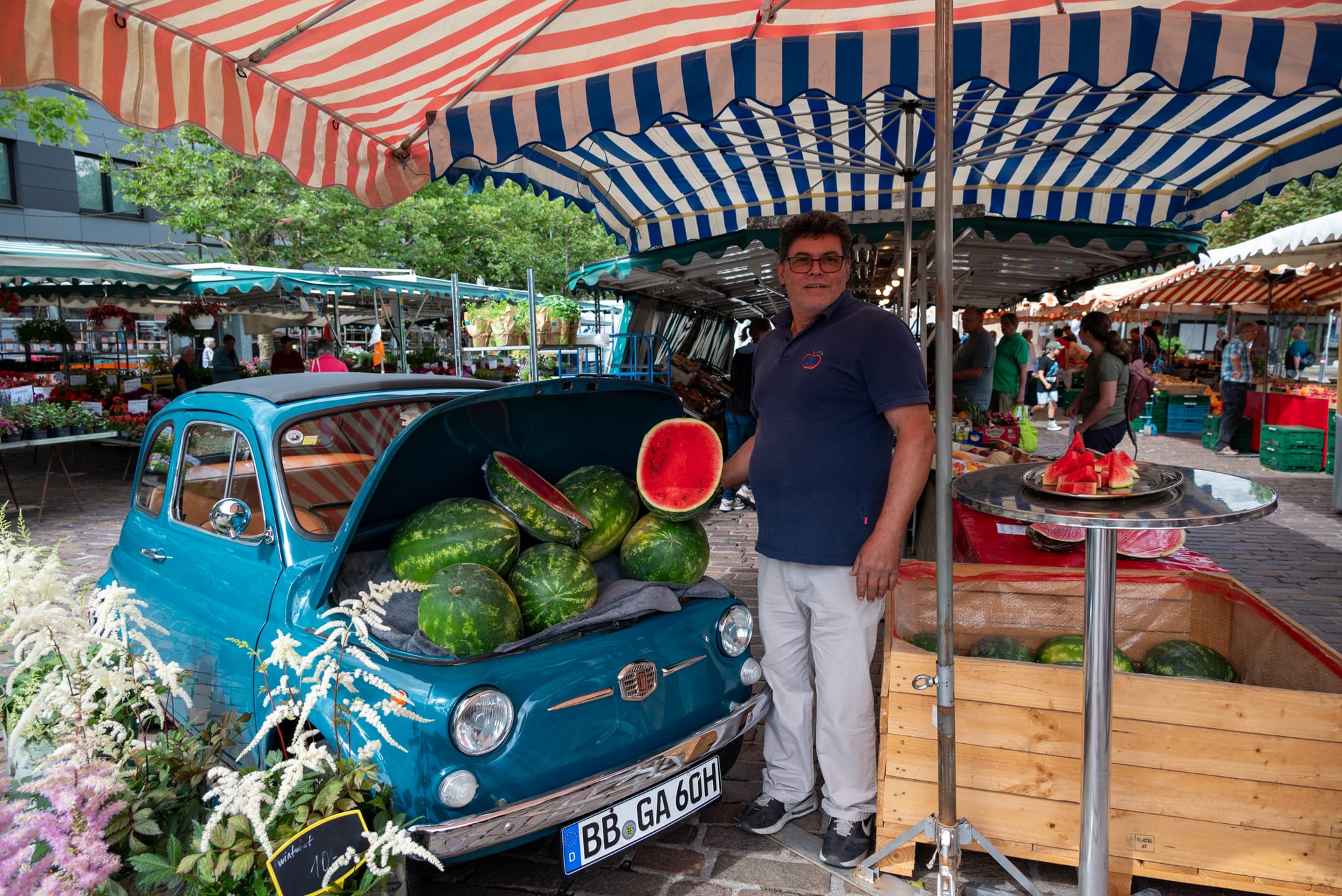 Einen Fiat 500 voll mit Melonen hat Gino Anzalone auf dem Wochenmarkt mit dabei.