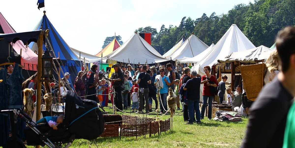 Beim Mittelaltermarkt der Ritterspiele in Mönsheim können Besucher zwischen Zelten, Handwerksständen und Gauklern in die Welt des Mittelalters eintauchen.	Bild: Reitschule Popp