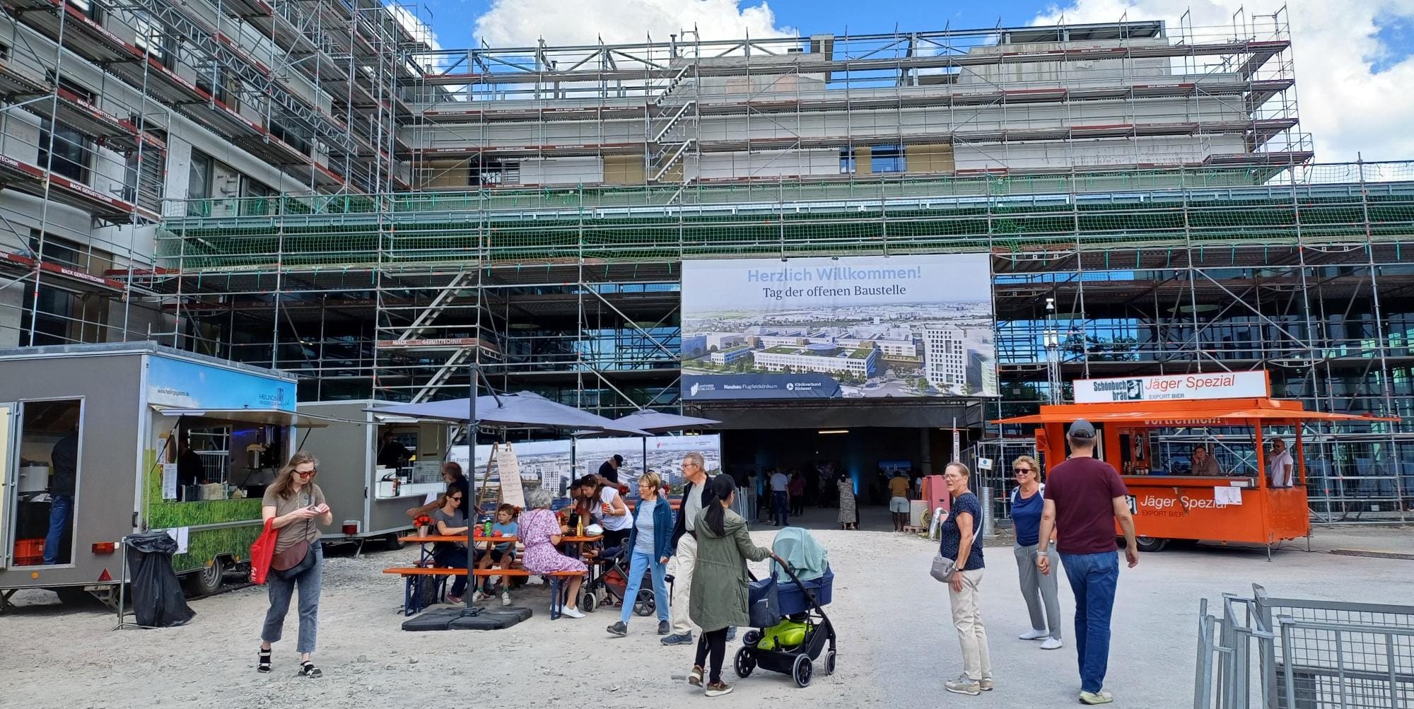 Im vergangenen Jahr gab es einen Tag der offenen Baustelle beim Flugfeldkinikum.  Im vierten Quartal 2028 soll Eröffnung sein. 	Bild: Dettenmeyer/A