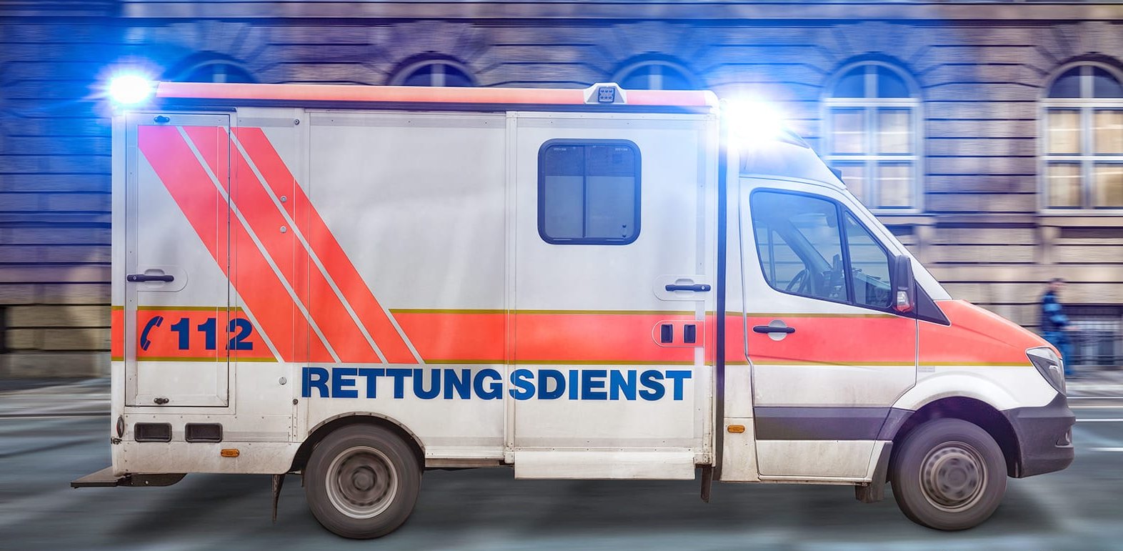 Der Mann prallte mit seinem BMW gegen einen Baumstumpf.