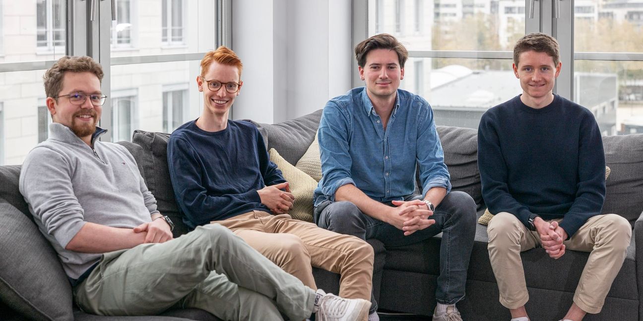 Die Knowunity-Gründer: Yannik Prigl, Gregor Weber, Benedict Kurz und Lucas Hild (von links) wollen langfristig weltweit eine Milliarde Schülerinnen und Schüler mit ihrer App erreichen.