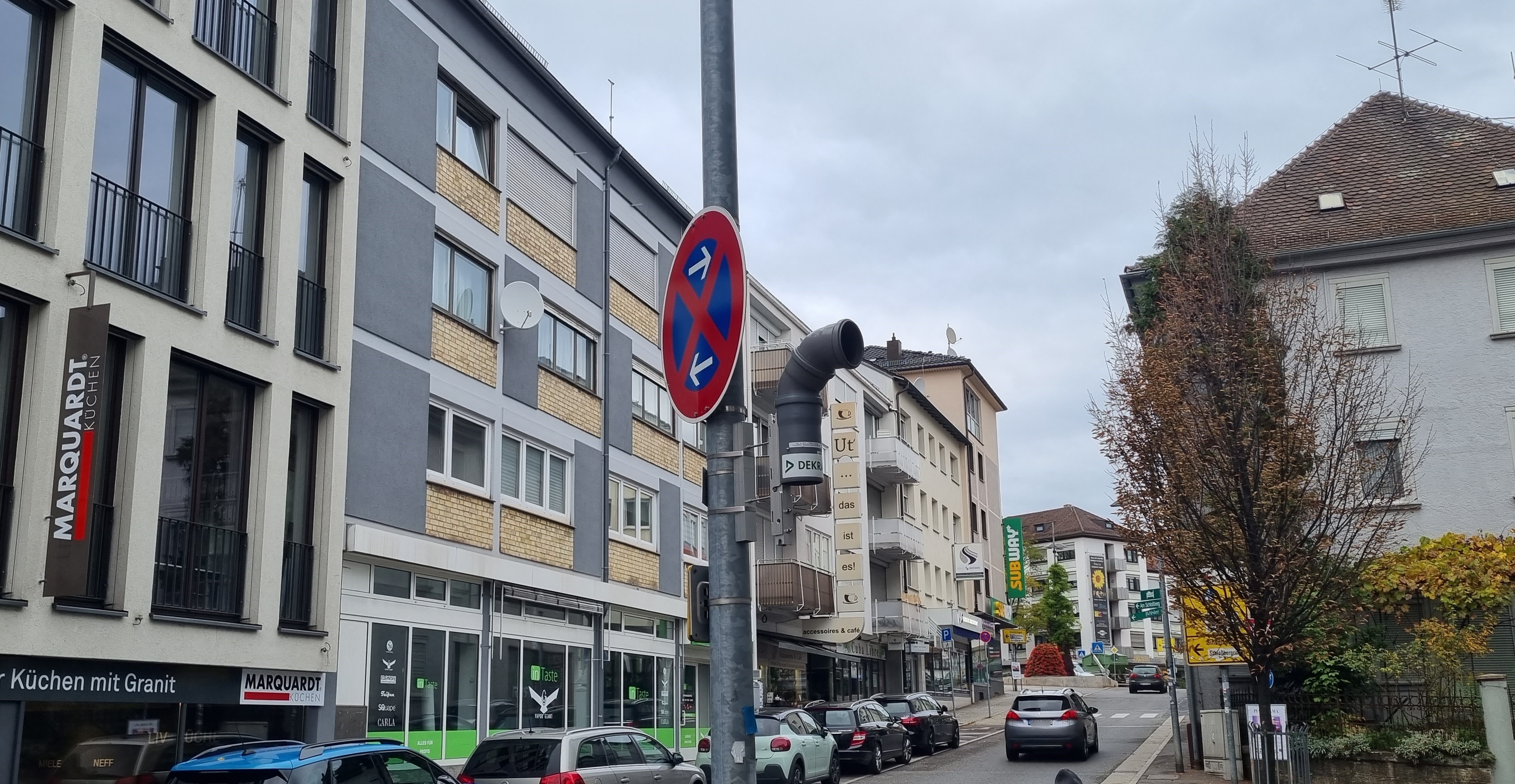 Die an den Laternen befestigten Messstellen in der Oberen Poststraße werden zum Jahreswechsel wieder abgebaut. Bild: Hamann