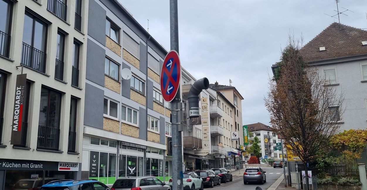 Die an den Laternen befestigten Messstellen in der Oberen Poststraße werden zum Jahreswechsel wieder abgebaut. Bild: Hamann