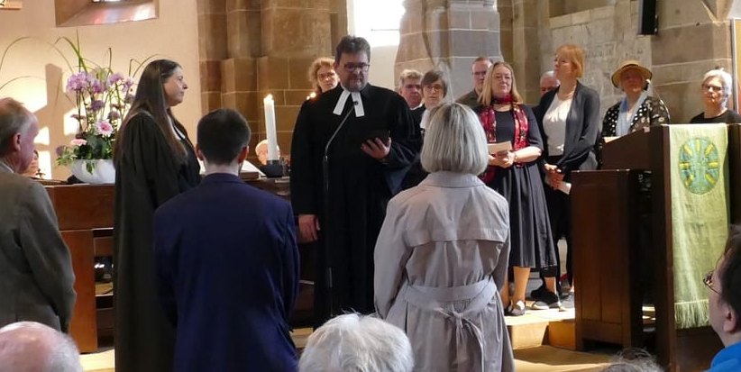 Dekan Markus Frassch setzt Pfarrerin Sylvia Unzeitig im Beisein des Besetzungsgremiums und des neuen Kirchengemeinderat in ihr Amt ein.