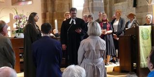 Dekan Markus Frassch setzt Pfarrerin Sylvia Unzeitig im Beisein des Besetzungsgremiums und des neuen Kirchengemeinderat in ihr Amt ein.
