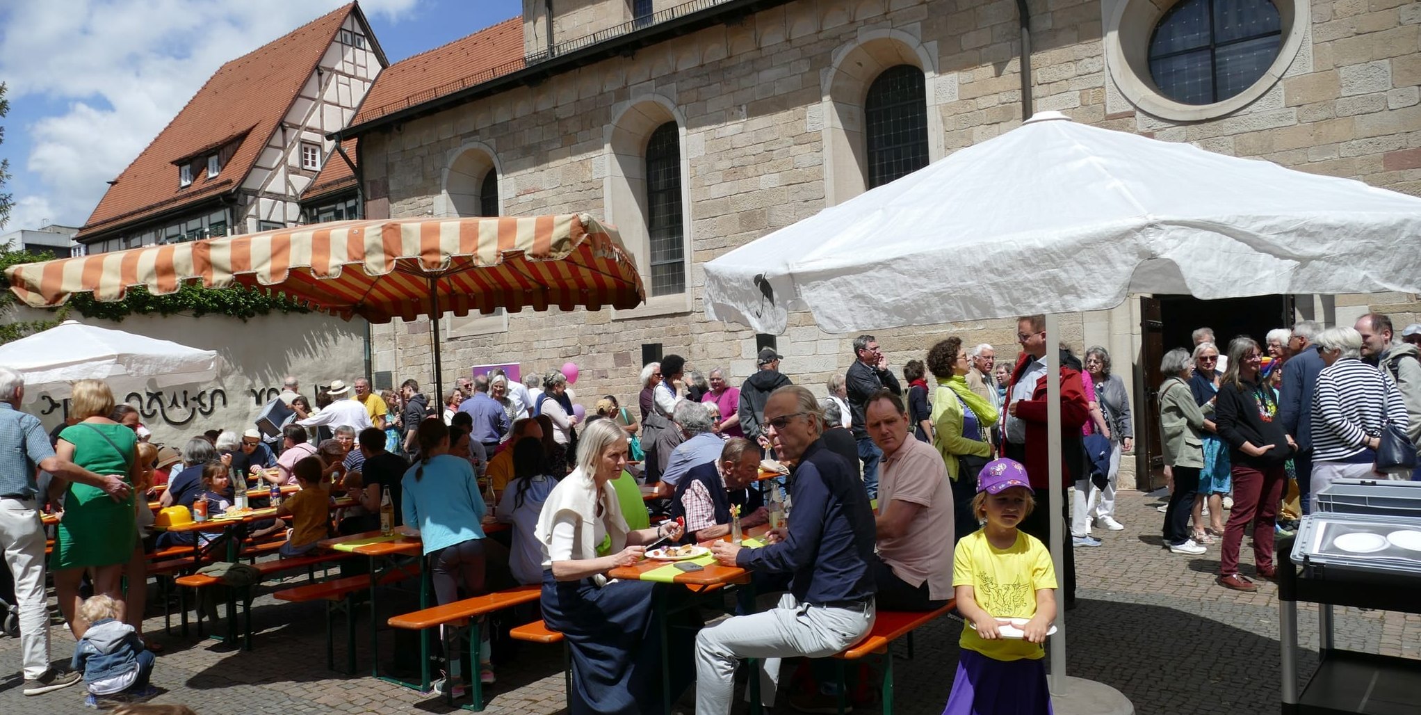 Beim Gemeindefest stellten sich auch viele kirchliche Organisationen vor, wie das Haus der Familie,der Evangelische Diakonieverein mit seinen Angeboten und dem neuen Pflegeheim, die Sozialstation aber auch das Bündnis Bubntes Sindelfingen und die Ehrenamtlichen von „Kultur und wir“, die Mobilitätseingeschränkte zu kulturellen Veranstaltungen fahren.