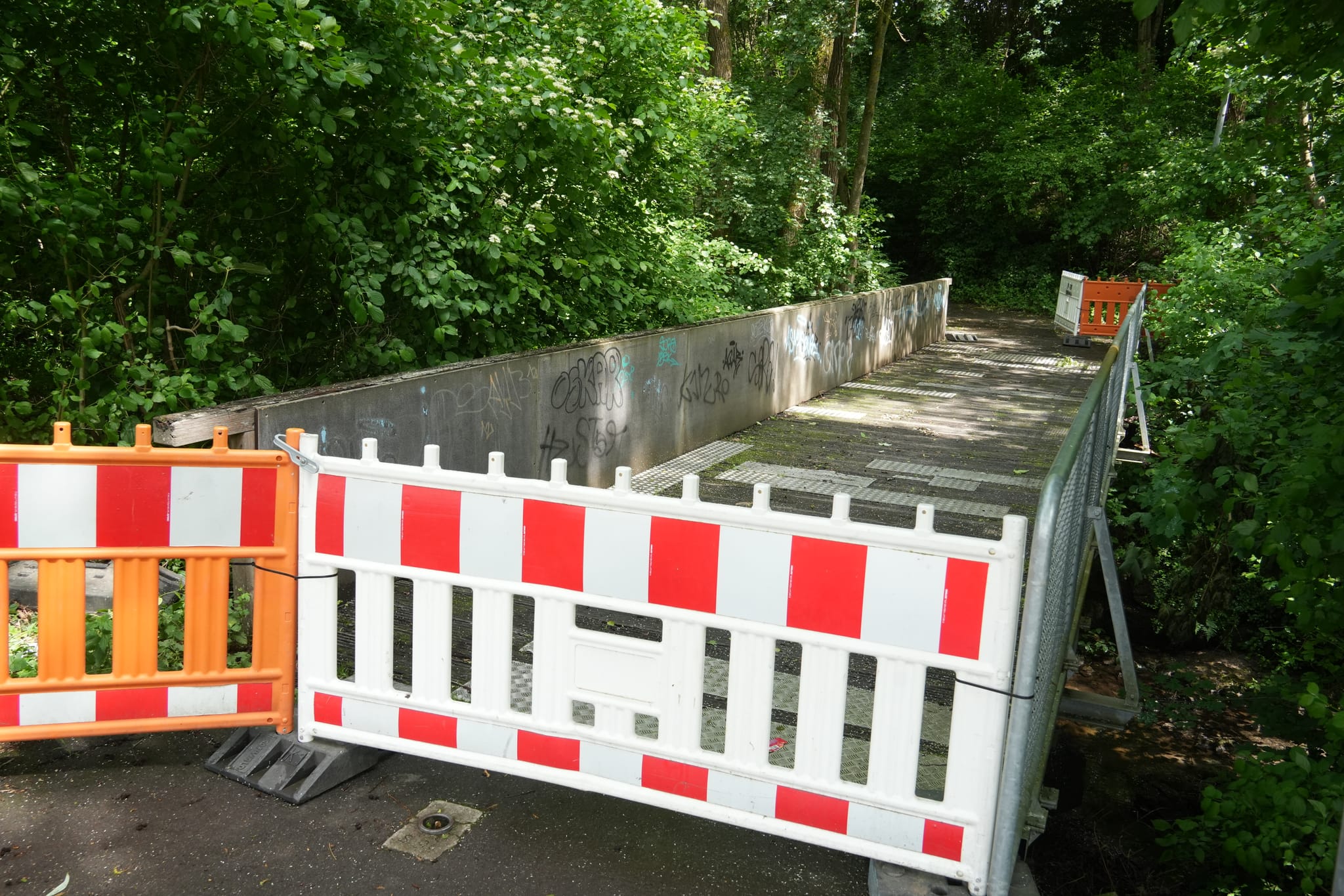 Sicherheitsmaßnahmen an Holzbrücken über den Furtbach.
