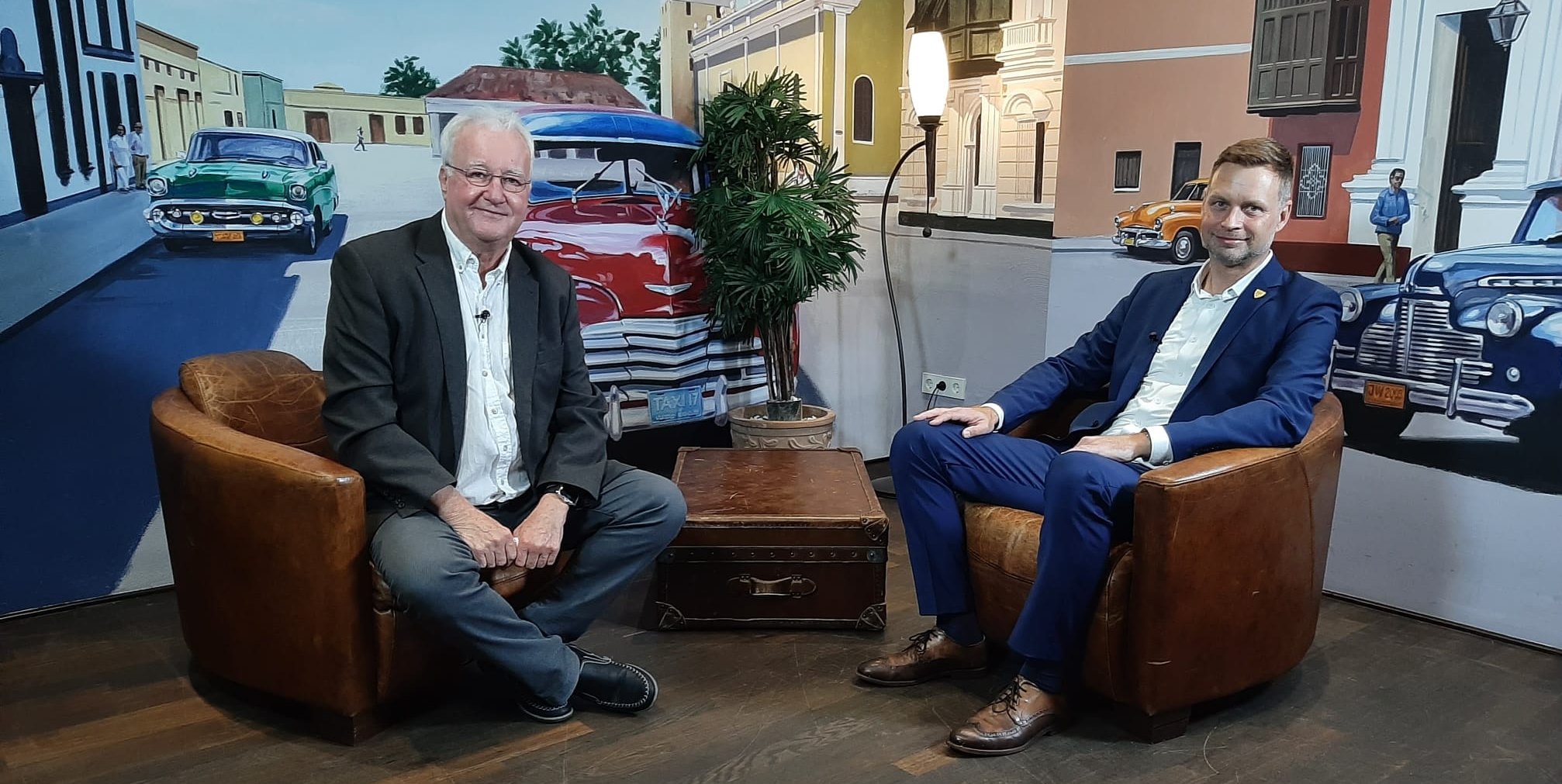 Tobias Heizmann (rechts) erläutert im Stadtgespräch Böblingen mit Hans-Jörg Zürn (Sindelfinger Zeitung/Böblinger Zeitung seine Aufgaben und Ziele als Erster Bürgermeister der Stadt Böblingen.