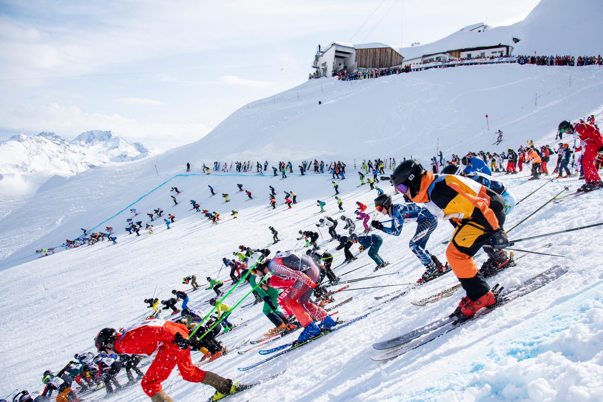 Den höchsten Punkt des Skigebiets im Rücken und 7,5 Kilometer unpräparierte Piste vor der Brust – das Kultrennen „Der weisse Rausch“ findet alljährlich kurz vor Ende der Wintersaison statt.