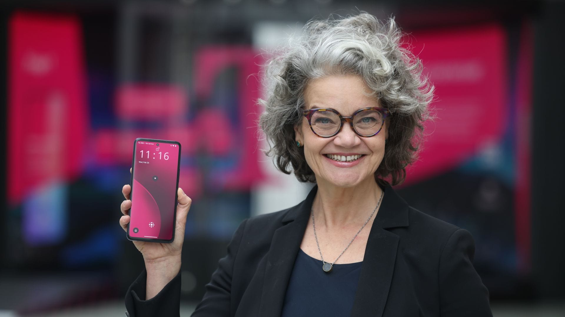 Bei dem Smartphone spricht der Nutzer mit dem KI-Assistenten und bekommt auf dem Display Restaurant-Tipps, Geschenkvorschläge oder Fahrtrouten angezeigt.